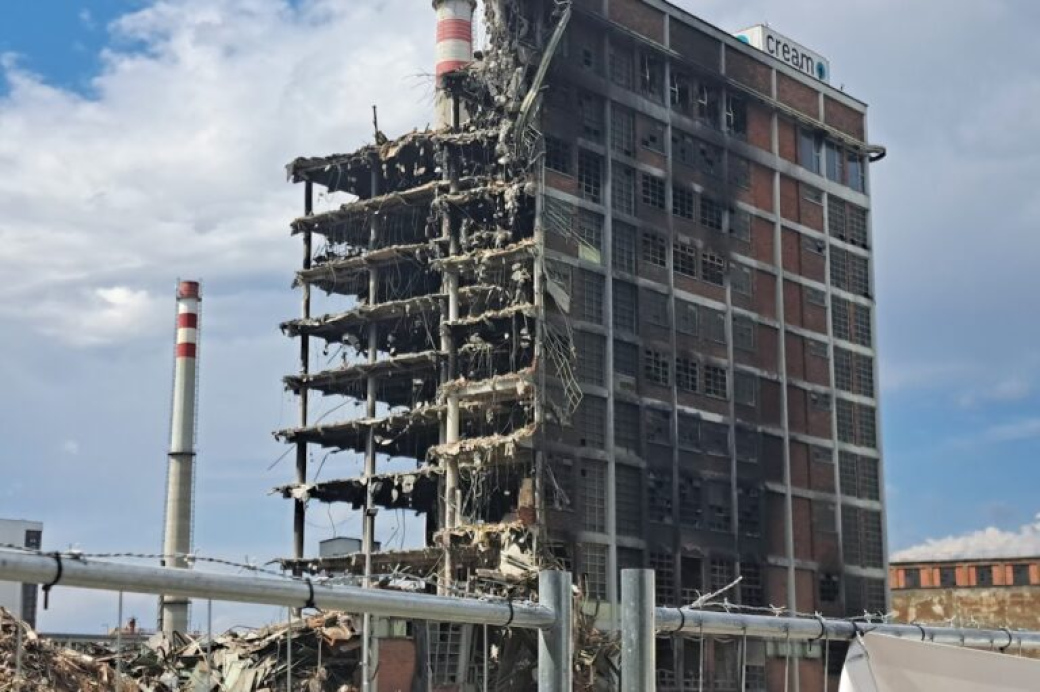 Demolice 34. budovy ve Zlíně je dočasně přerušena, majitel chce část torza zachránit