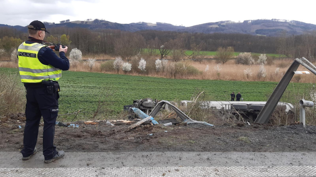 Tragický střet náklaďáku s osobákem. Řidič osobního vozidla nepřežil