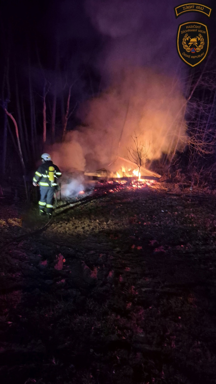 Tragický noční požár v Provodově: V plamenech zahynul člověk