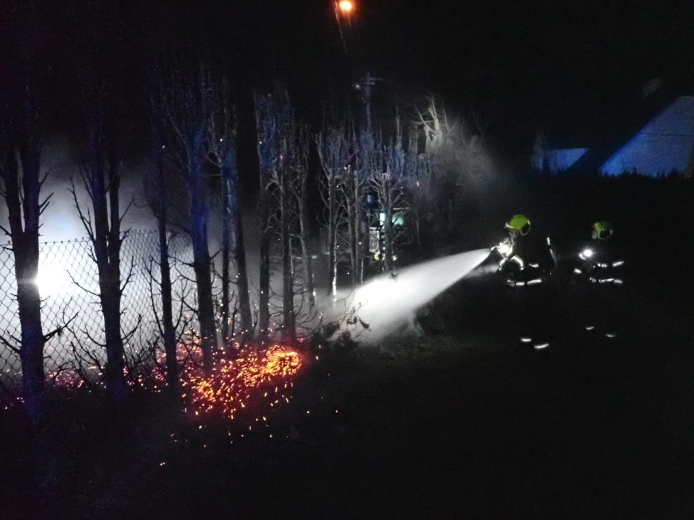 Zábavná pyrotechnika způsobila hasičům řadu problémů 