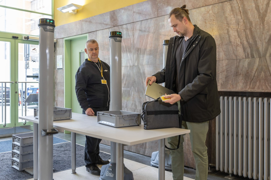 Krajský úřad zavádí u vstupu do Baťova mrakodrapu detekční kontrolu: posiluje bezpečnost zaměstnanců i návštěvníků