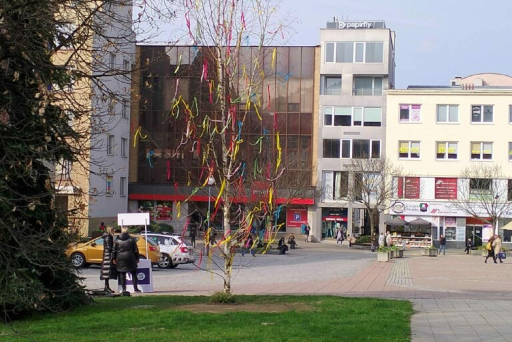 Nová tradice ve Zlíně! Poblíž radnice vyrostl Velikonoční strom