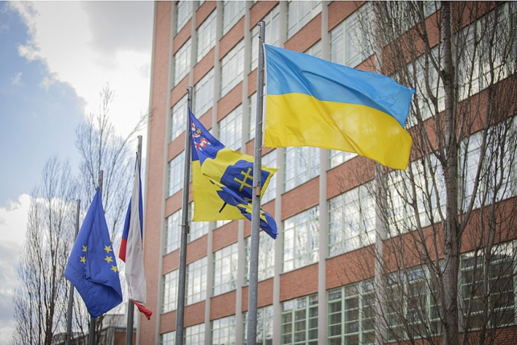Před sídlem hejtmanství byla jako výraz solidarity vyvěšena ukrajinská vlajka