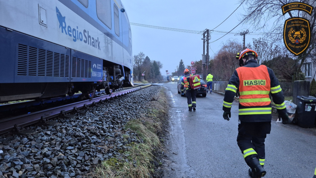 Velké štěstí. Střet auta s vlakem v Želechovicích se obešel bez zranění