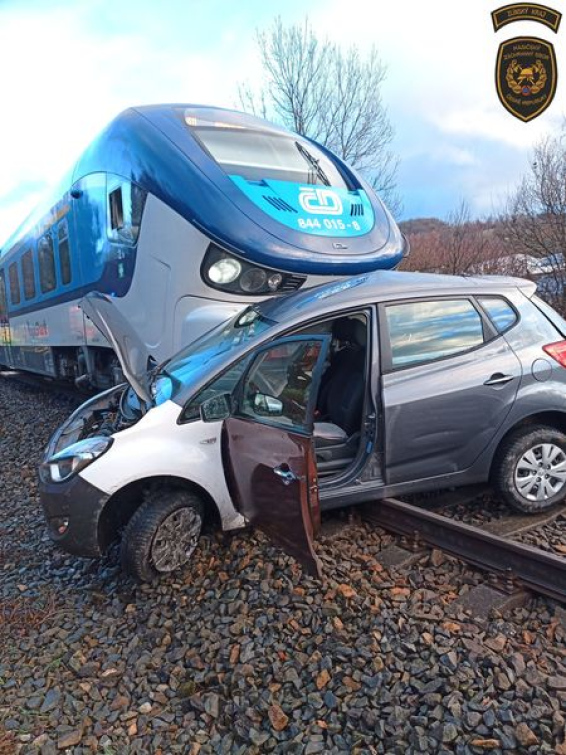Vlak narazil na přejezdu do automobilu