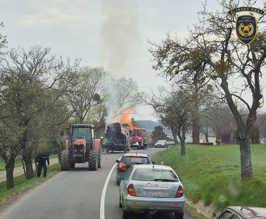 Na silnici u Prusinovic vzplál vlek se senem