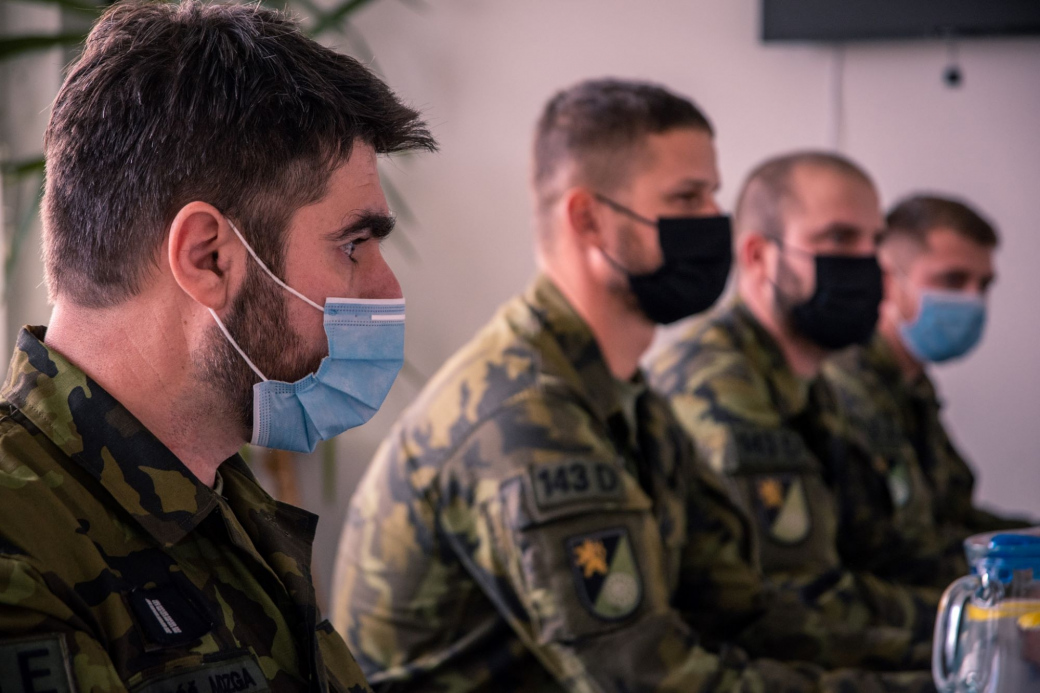V nemocnicích ve Zlíně a Vsetíně začali pracovat vojáci, pomáhají také na covidových stanicích
