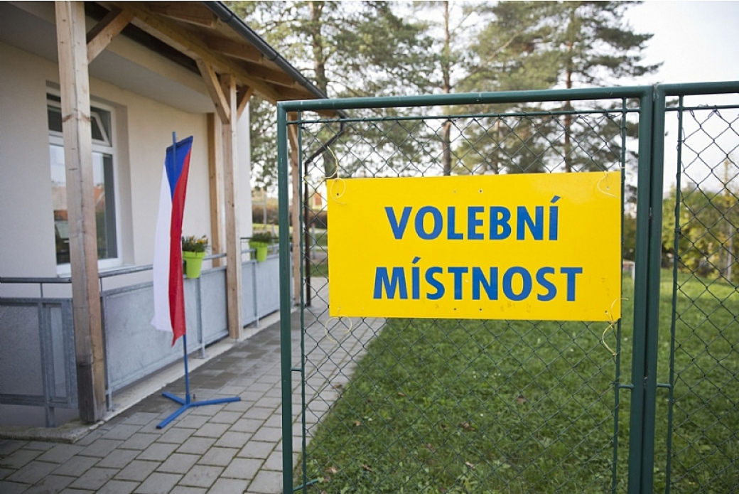 Ve Zlínském kraji pokračují volby do Senátu, voliči v karanténě se musí znovu hlásit na krajský úřad