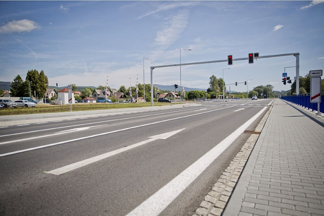 Během léta a podzimu se ve Zlínském kraji obnoví téměř 400 kilometrů vodorovného značení