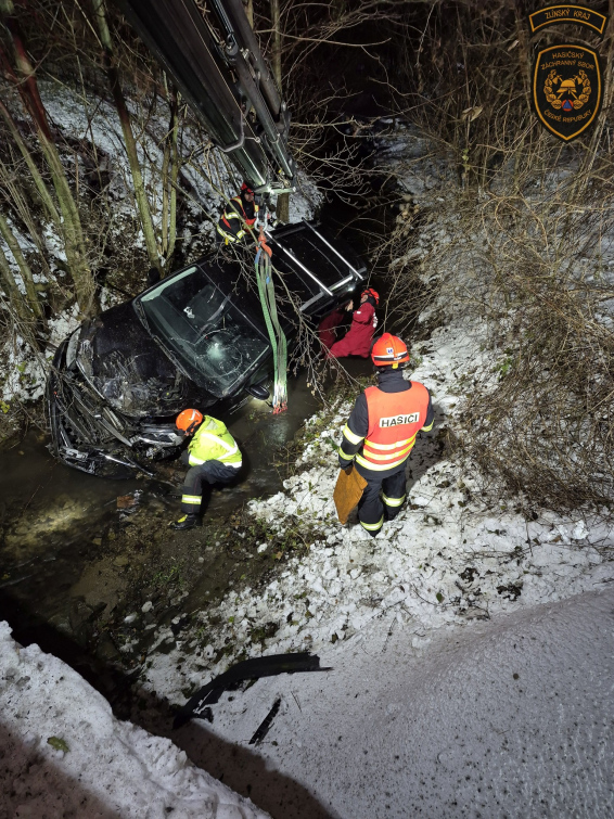 Řidička nezvládla řízení a skončila zaklíněna v korytu potoka