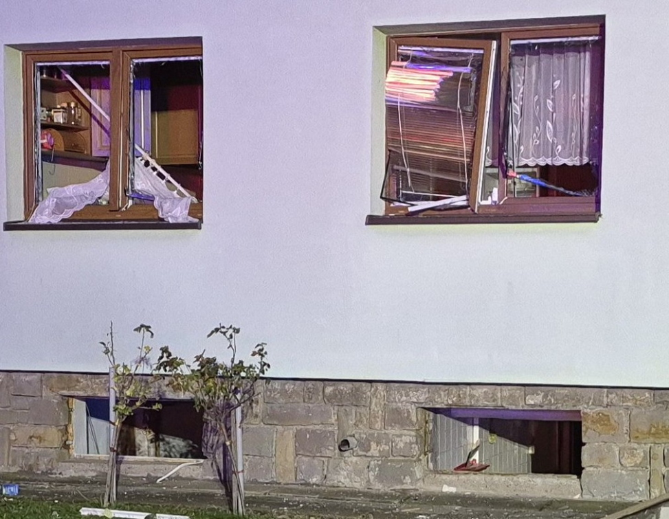 Výbuch a požár v rodinném domě si vyžádal zranění obyvatel