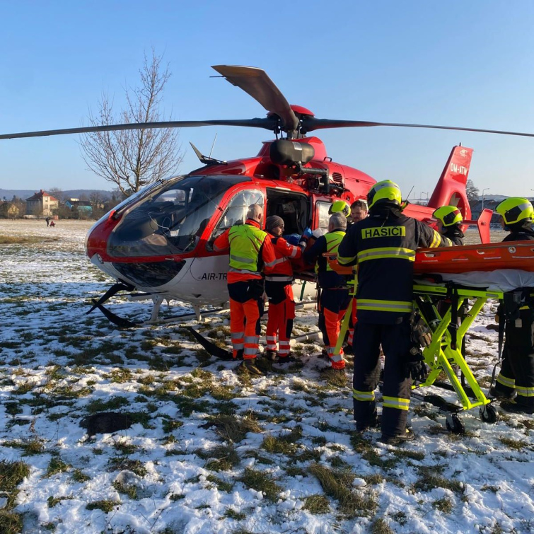 Muž chtěl vyhodit z okna hořící matraci. Utrpěl těžké popáleniny