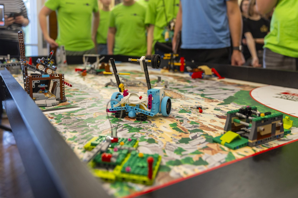 Žáci soutěžili v programování robotů z Lega. Pomůže jim to zlepšit technické dovednosti i posílit spolupráci