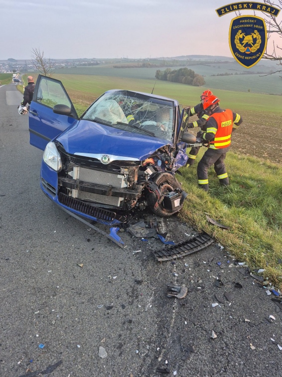 Náročné pondělní ráno hasičů. Dvě nehody, zraněné osoby a vyprošťování řidiček 