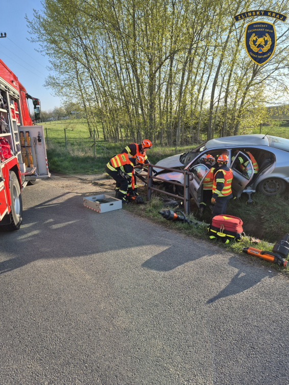 Zaklíněného řidiče museli hasiče z auta vystříhat 