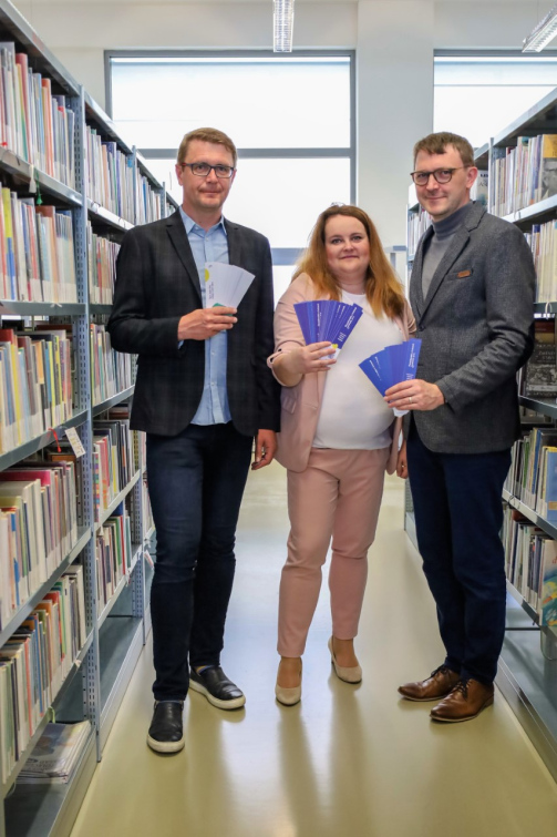 Nové barevné záložky v knihovnách propagují Poradenské a krizové centrum
