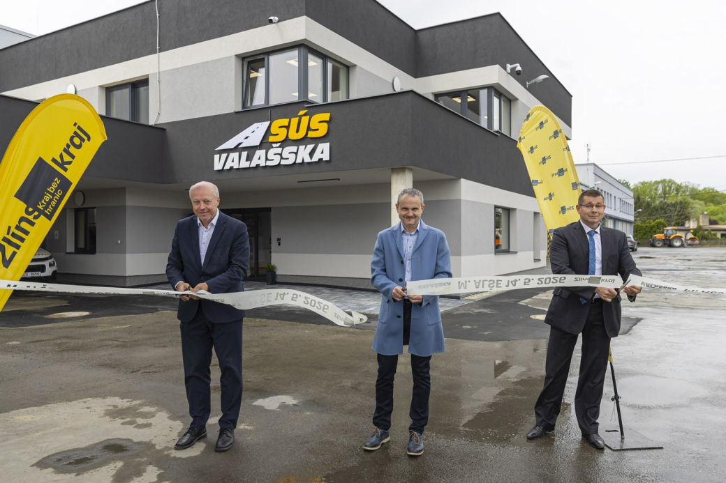 Moderní zázemí pro silničáře. SÚS Valašska slavnostně otevřela novou budovu