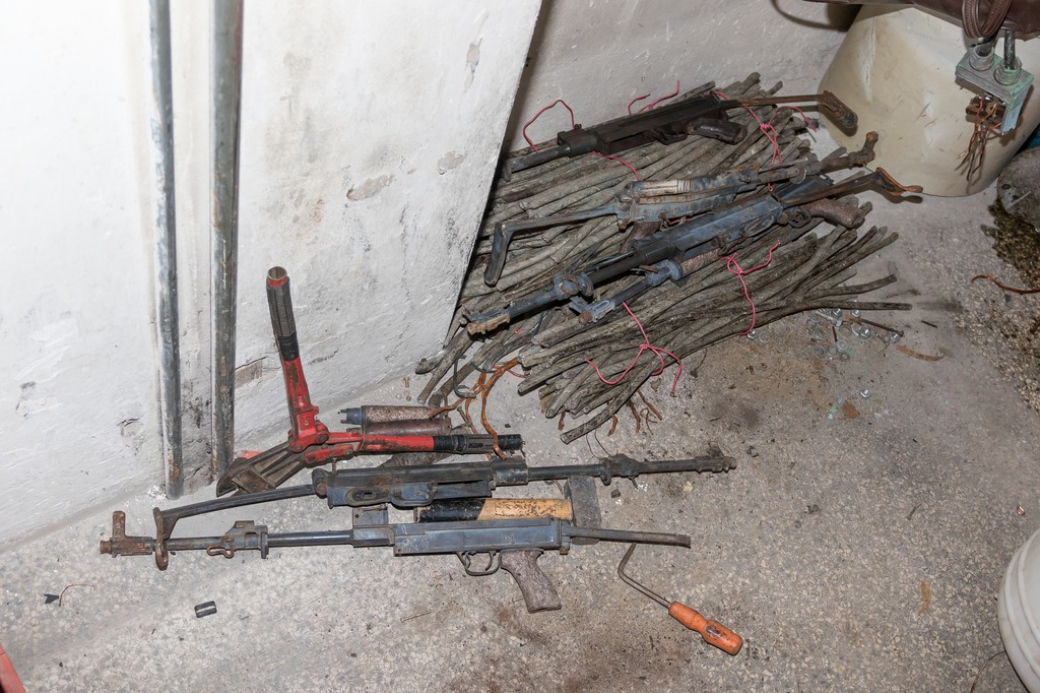 Z krádeže zbraní z muničního skladu ve Vrběticích obvinila policie sedm mužů a jednu ženu