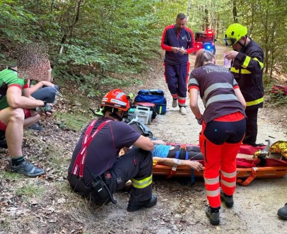 Pro zraněného kluka na kole museli hasiči do lesa s čtyřkolkou