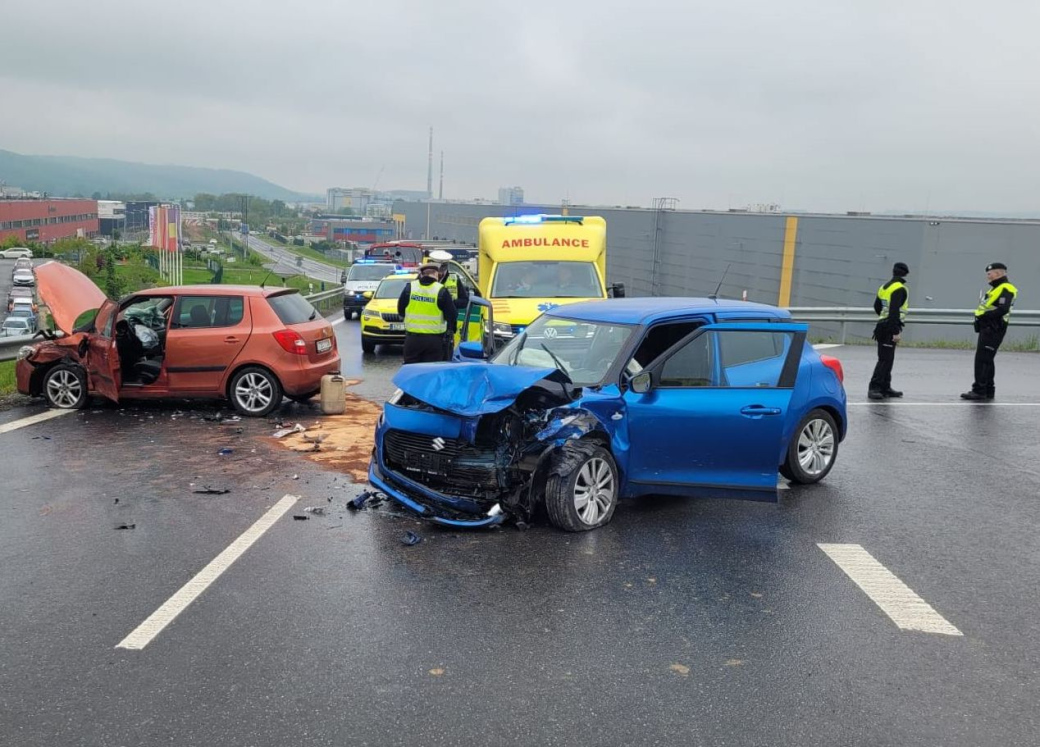 Při střetu dvou vozidel utrpěly zranění čtyři osoby