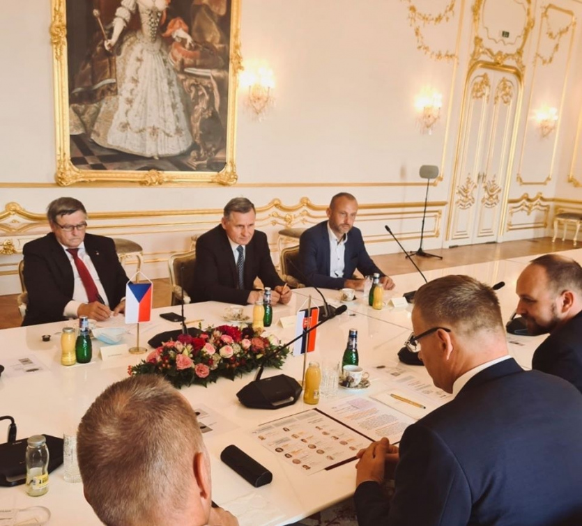 Čeští hejtmani, slovenští župani i předseda slovenského parlamentu podpořili návrh hejtmana Čunka