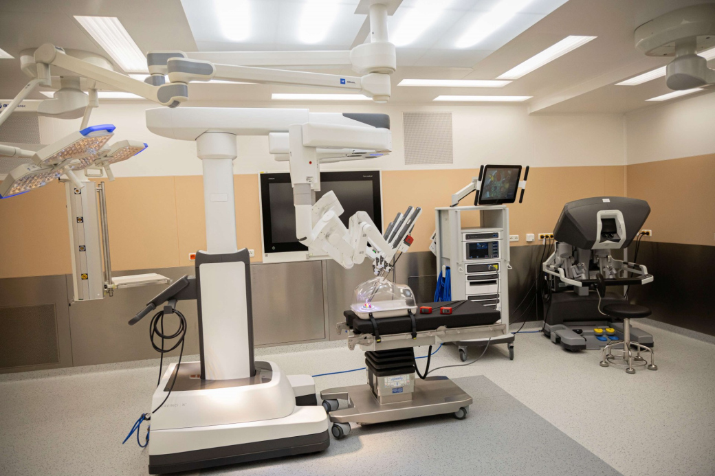 KNTB zprovoznila nové operační sály a robotický systém