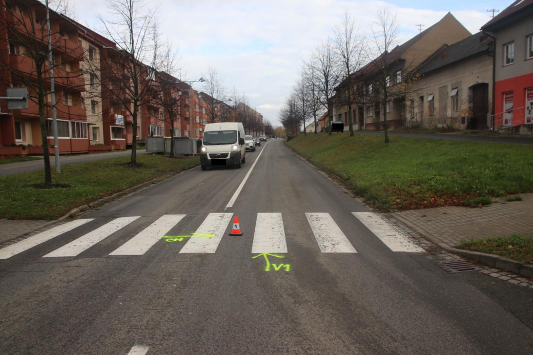 Řidič srazil chodkyni, odvezl ji do školy a ujel. Policie hledá svědky