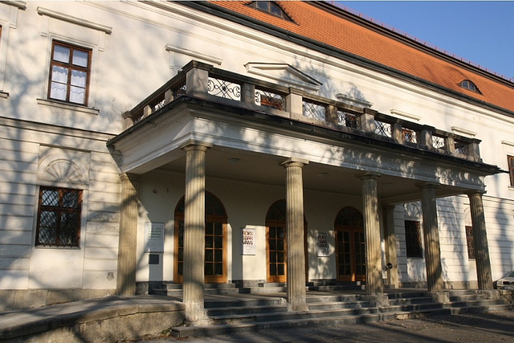 Více než stovku starých oken na vsetínském zámku čeká modernizace