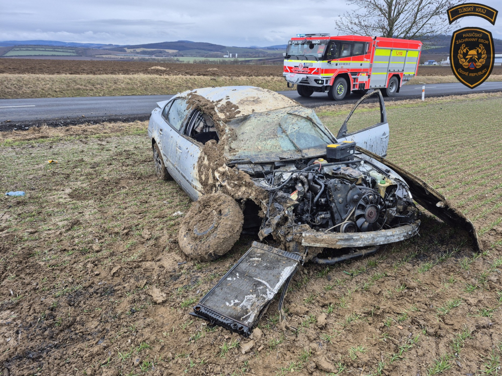 Osobní vozidlo skončilo u Vlčnova na poli, jedna osoba se zranila