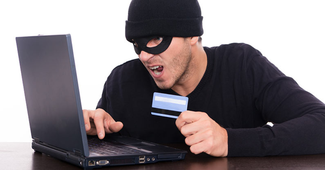 Pod záminkou zdravotních problémů vylákal od seniora platební kartu 