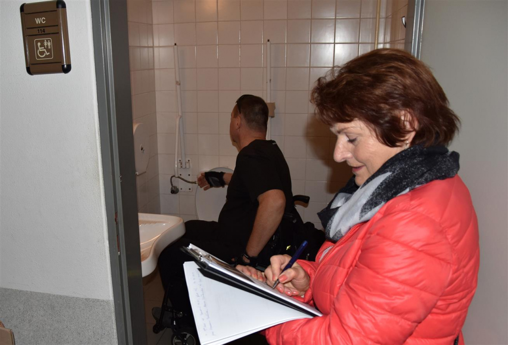 Odborníci hodnotili bezbariérové toalety ve Valašském Meziříčí