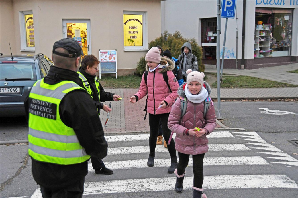 Chodci ve Valmezu dostali reflexní prvky