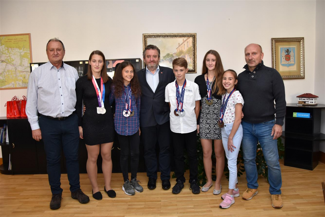 Biatlonové medailisty přijal na radnici starosta Stržínek