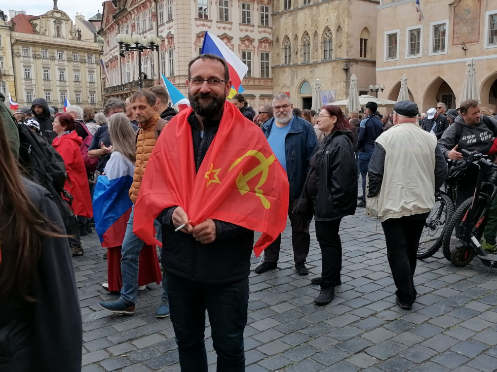 Symbol Putinovy války je v Česku důvodem pro policejní zásah. Zatýkat by se mělo i za srp a kladivo
