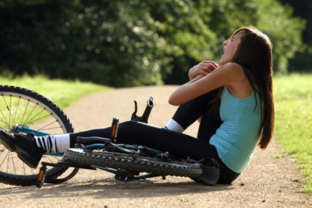 Řidička srazila na „kruháči“ cyklistku