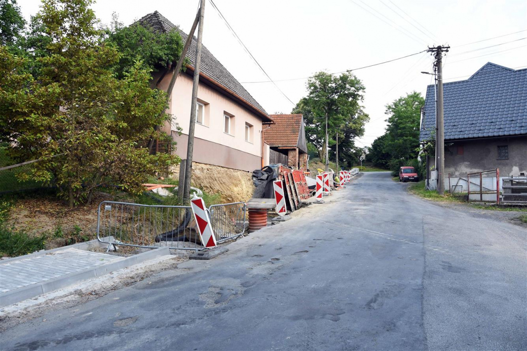 Meziříčská radnice dokončuje chodník ve Lhotě