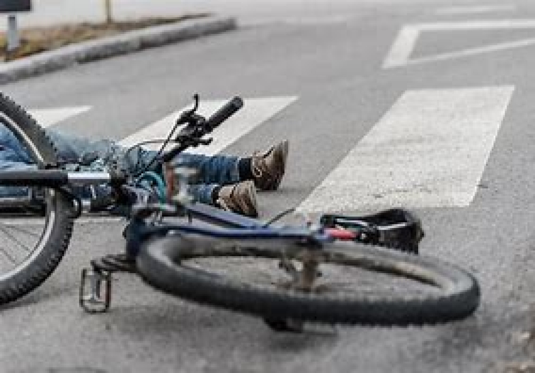 Cyklista zemřel po pádu na jízdním kole. Neměl nasazenou přilbu 