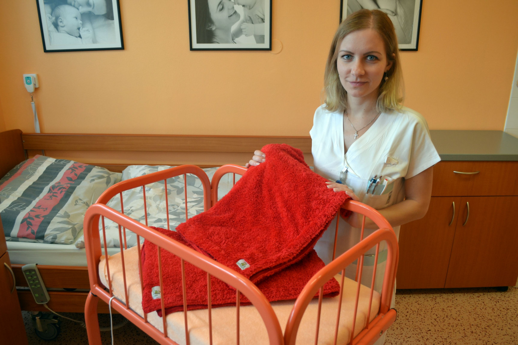 Porodnice Nemocnice Valašské Meziříčí dostala speciální deky pro poporodní bonding