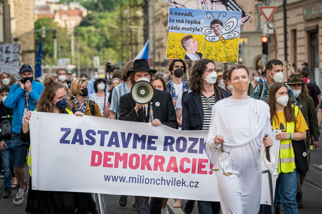 Chvilkaři na pochodu Prahou nechali Marii Benešové přede dveřmi ministerstva rezignační dopis. Na demonstraci 20. června zahájí kampaň na podporu demokratů ve volbách