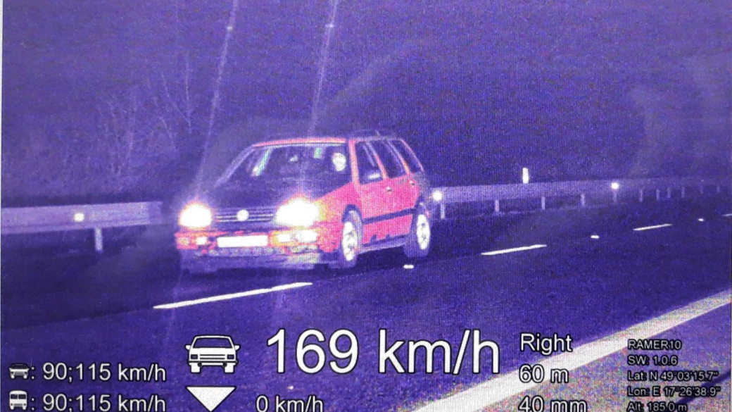 Policisté naměřili řidiči mimo obec 169km/h v obci 90km/h 