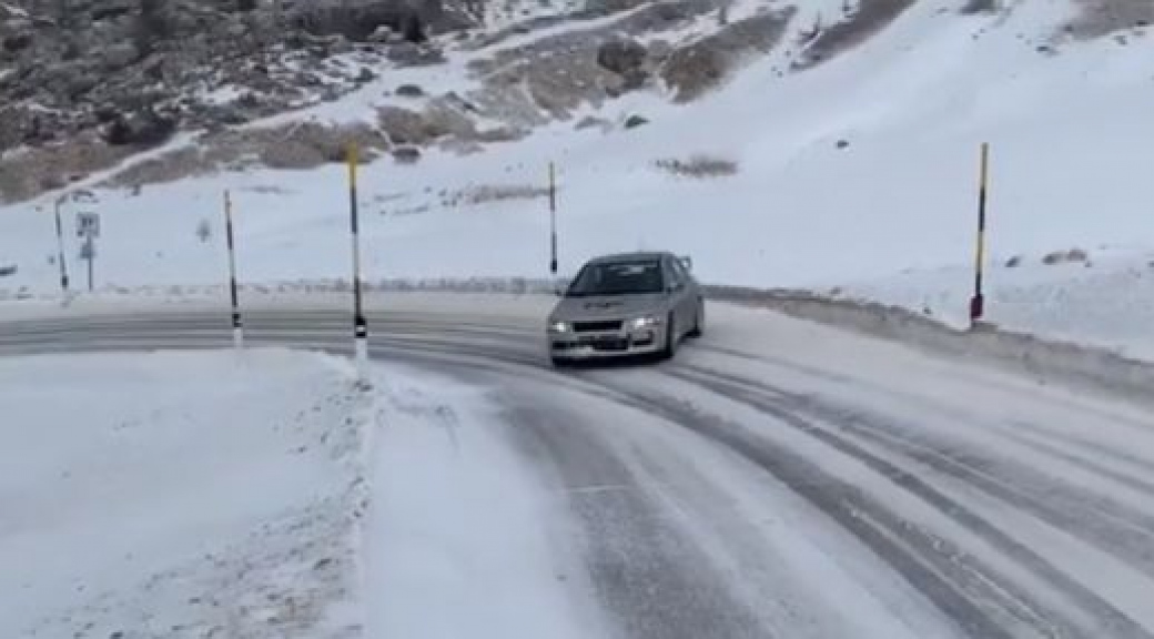 Nezodpovědné a nebezpečné chování řidičů. Zasněžené silnice lákají tzv. driftaře 