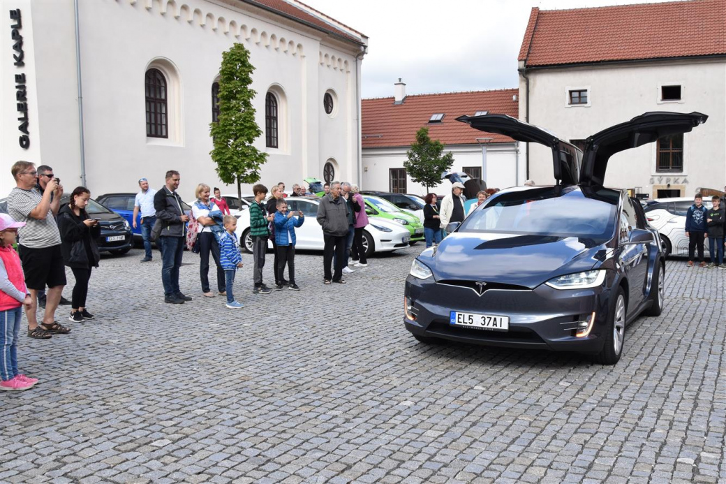 Před zámkem měly sraz elektromobily