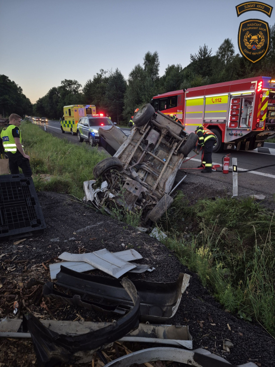 Řidič na Rožnovsku obrátil auto na střechu 
