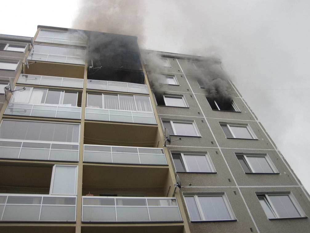 Na sídlišti Vyhlídka vyhořel byt. Nájemníky zachránila policejní hlídka