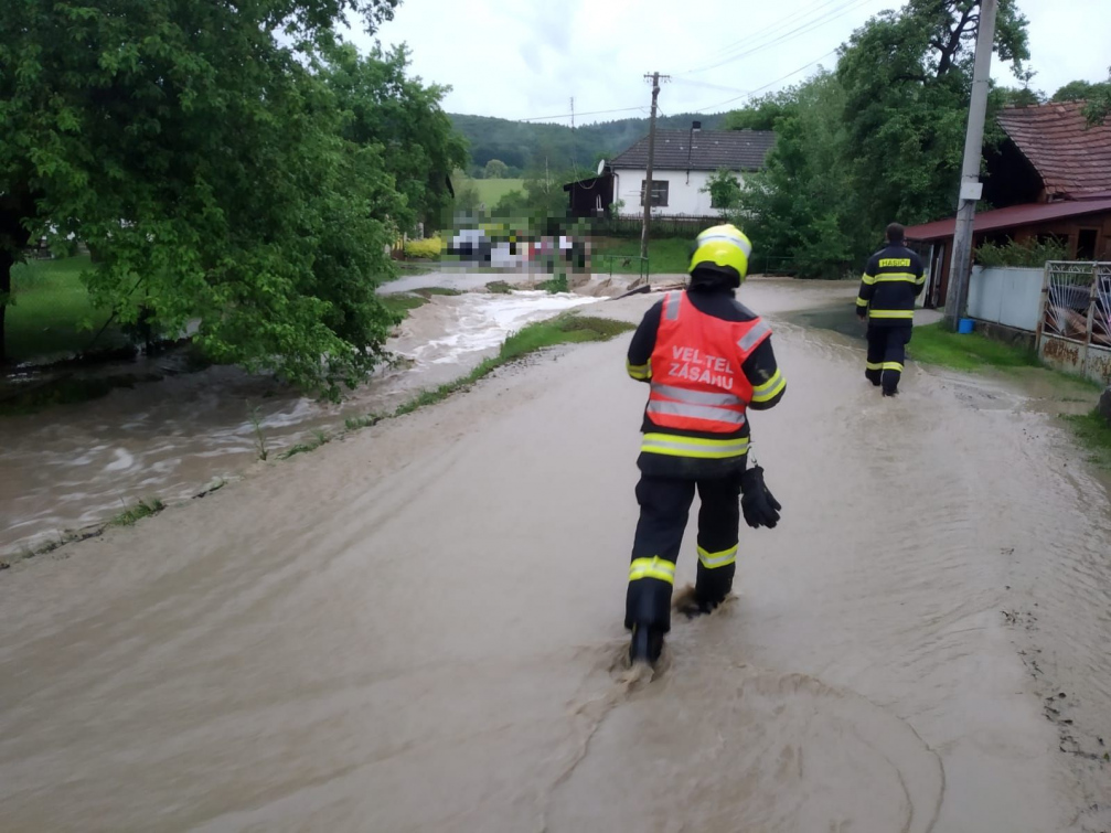 Silný déšť a bouřky se přehnaly Zlínským krajem. Voda s bahnem se valila do domů
