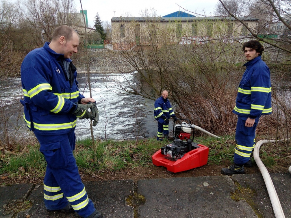 Dobrovolní hasiči cvičili na hrázi Juřinka II