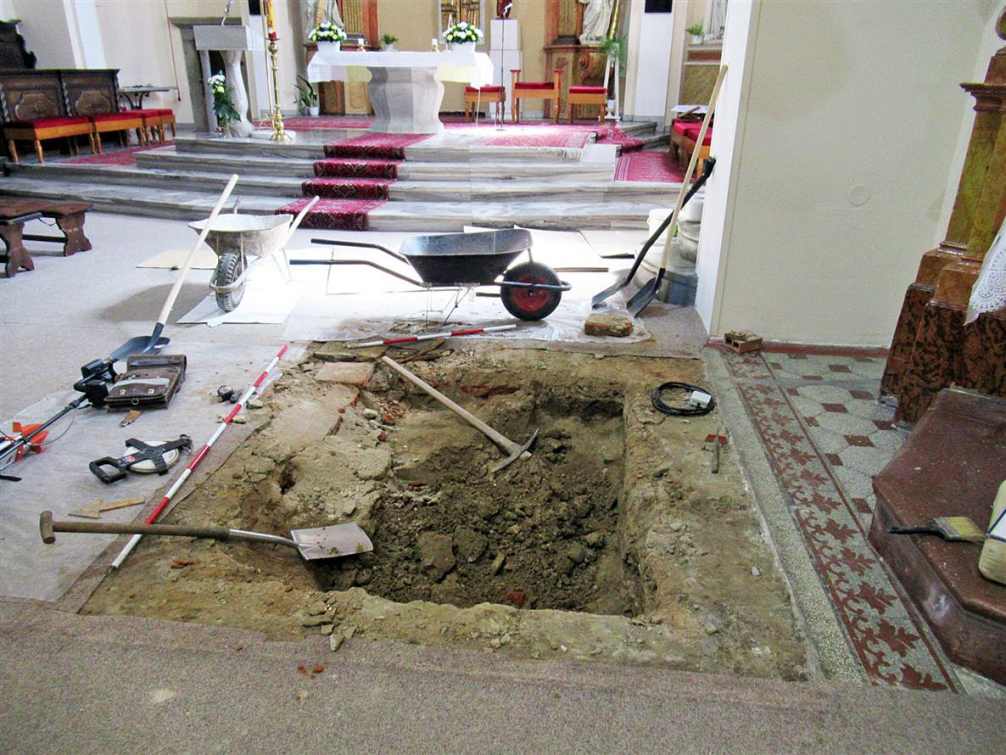 Archeologové objevili v kostele 300 let starý hrob