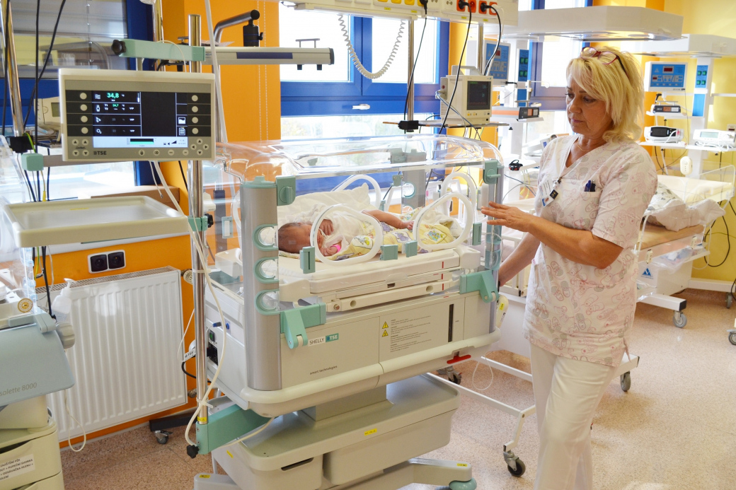 Nemocnice Valašské Meziříčí pořídila nový moderní inkubátor nejen pro předčasně narozená miminka