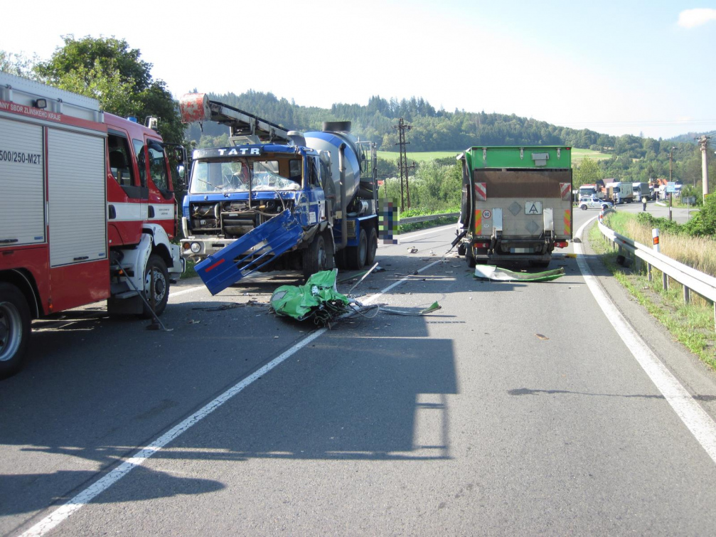 Nehoda nákladních aut zablokovala u Jarcové komunikaci