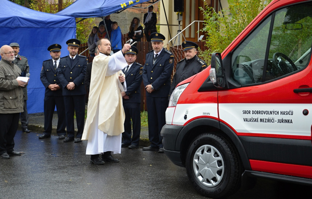 Hasiči vyjedou k zásahu v novém automobilu. Vůz jim požehnal kaplan